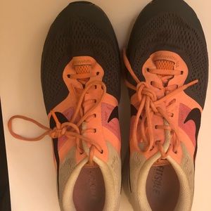 Women’s Nike Tennishoes